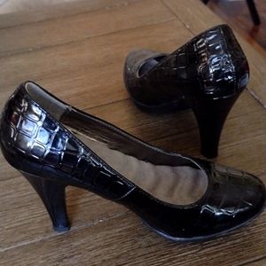 Black with design engraved. Cushion insert. Excellent condition.